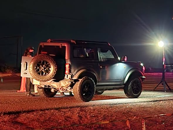 Hallan el cuerpo de un hombre en la cajuela de una Bronco afuera de la escuela de Agronomía de la UAS, en Culiacán