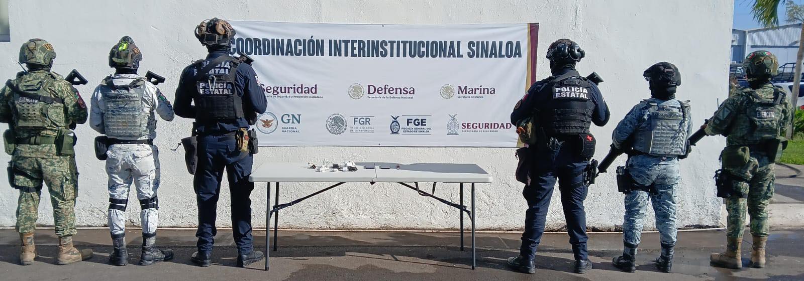 2 teléfonos celulares, 7 cargadores y una punt4