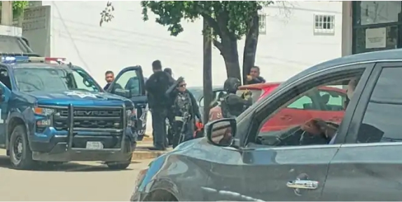 Atacan a balazos a joven frente a oficinas de la Fiscalía en Mazatlán
