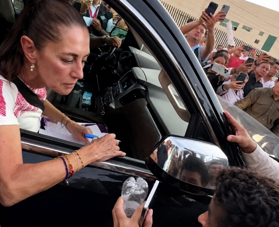 Indignada mujer increpa a la presidenta; «Tú, tú, tu…te debes al pueblo…»