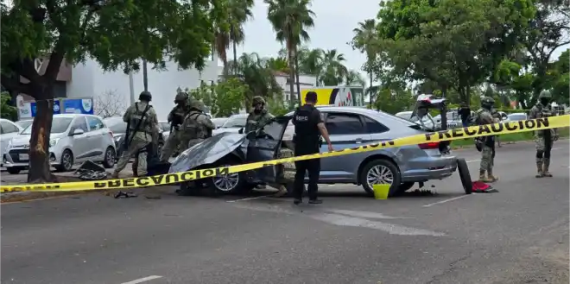 Persecución termina con vehículo impactado y un detenido en el norte de Culiacán