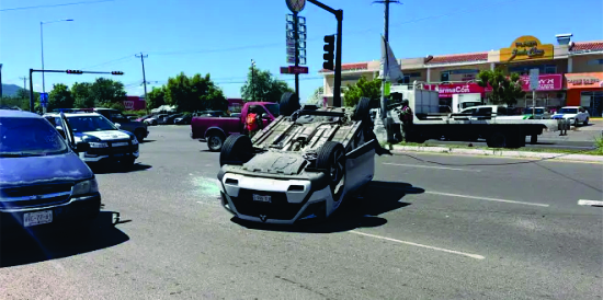 Vuelca camioneta tras choque en crucero del sector Abastos de Culiacán