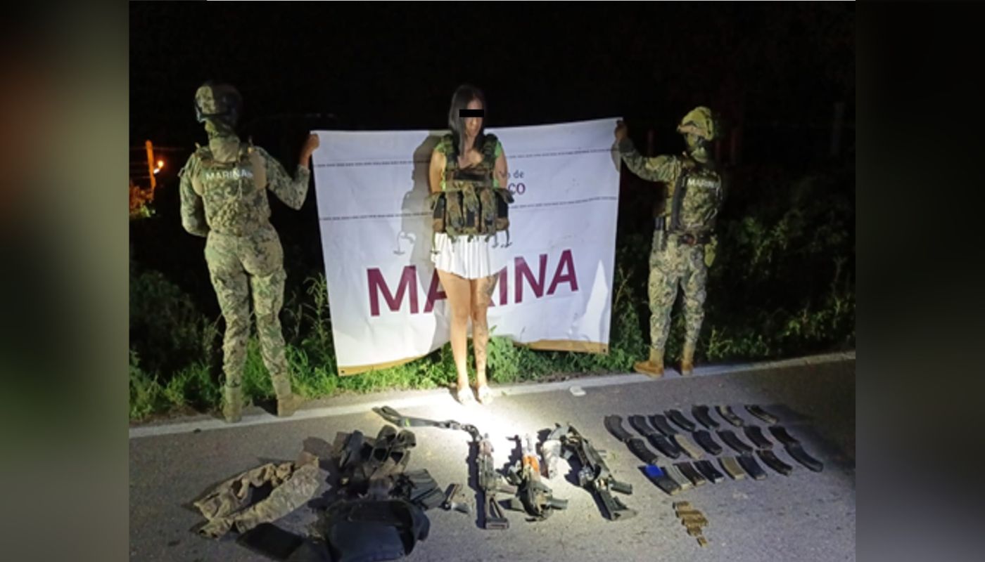 Marinos detienen a una mujer con un chaleco táctico puesto en Escuinapa; traía armas y cargadores