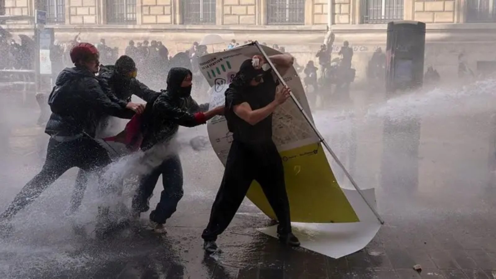 "Día de furia" en Francia: asaltos a edificios y más de 270 detenidos en multitudinarias protestas por la educación y el costo de vida