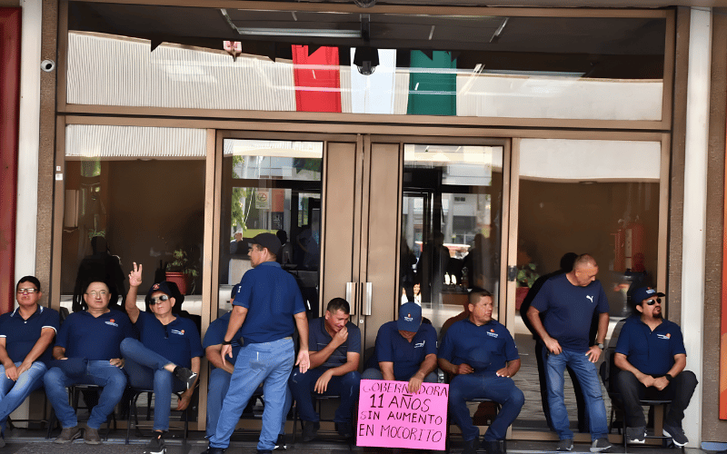 Gobierno de Sinaloa fija postura ante manifestación de Guerreros Azules en Palacio de Gobierno