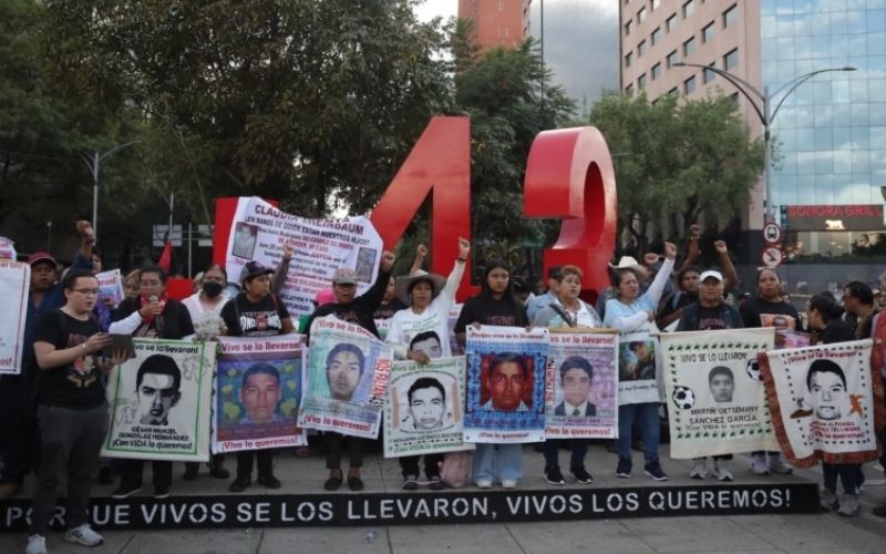 Marchan en CDMX a 12 años de la desaparición de los 43 normalistas de Ayotzinapa; exigen regreso del GIEI