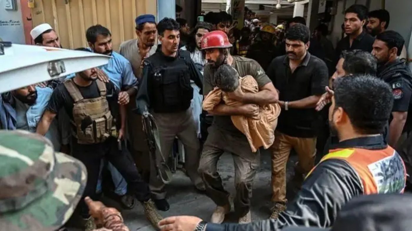 Mueren más de 30 niños y un maestro en Pakistán tras el derrumbe del techo de una escuela