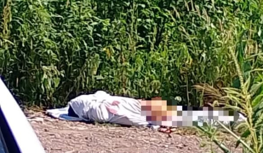Hallan a un hombre asesinado y envuelto en una sábana junto a la carretera Culiacán-Eldorado