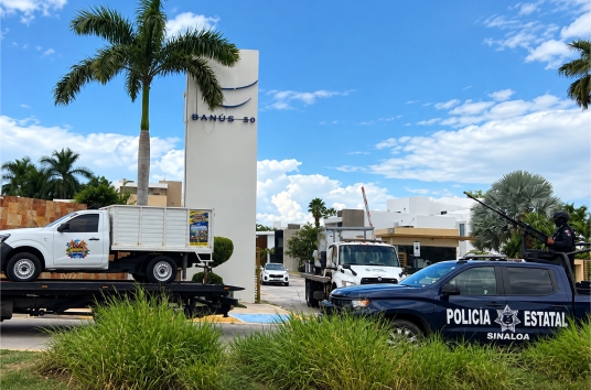 Encuentran y aseguran casas de seguridad, vehículos, armas y equipo tactico en Residencial Banús 360 de Isla Musala: SSP